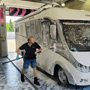Handmatig camper wassen in Venlo met aandacht voor kwetsbare onderdelen