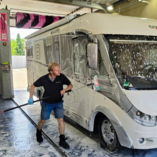 Handmatig camper wassen in Venlo met aandacht voor kwetsbare onderdelen