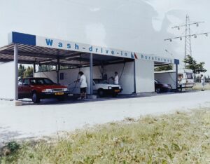 De eerste wasboxen van Wash-Drive-In Horsterweg in Venlo in 1992 met Jan, Miek en Irma van Ooijen