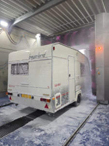Caravan afspoelen met wax in de WASH XL wasstraat van Wash Drive In Venlo