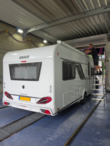 Caravan wassen in WASH XL wasstraat Venlo met handmatig voorwassen